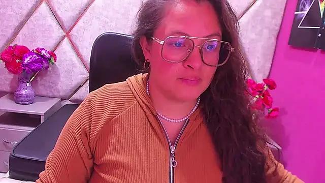 Check-out our online cams range and interact on a personal level with our sweet girls streamers, showing off their voluptuous shapes and toys.