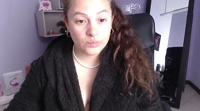 Check-out our online cams range and interact on a personal level with our sweet girls streamers, showing off their voluptuous shapes and toys.