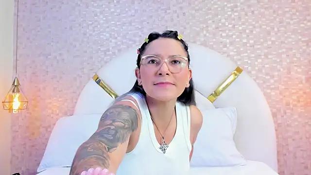 Check-out our online cams range and interact on a personal level with our sweet girls streamers, showing off their voluptuous shapes and toys.