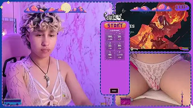 TaylorLeeh from StripChat is Freechat