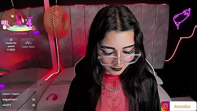 Check-out our online cams range and interact on a personal level with our sweet girls streamers, showing off their voluptuous shapes and toys.