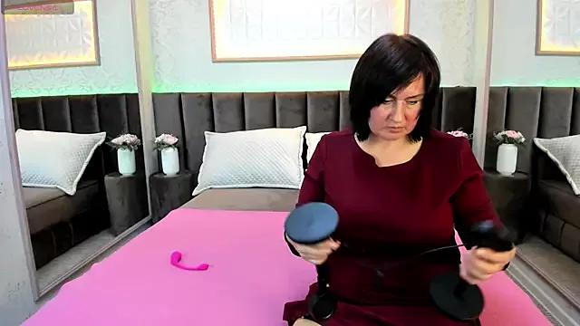 XLindaMilfX from StripChat is Freechat
